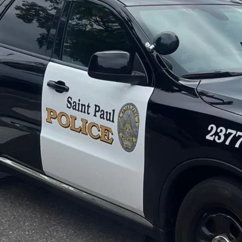 Investigan homicidio en complejo de apartamentos en Saint Paul