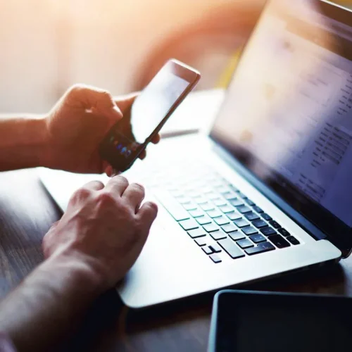 Hombre de Minneapolis enfrenta cargos federales por amenazas contra agentes y simpatizantes de ICE