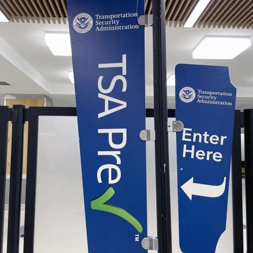 Más de 800 arrestos de ICE vinculados a datos de pasajeros proporcionados por TSA